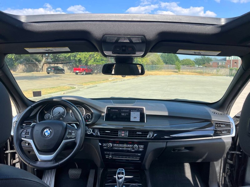 BMW X5 Vehicle Full-screen Gallery Image 18