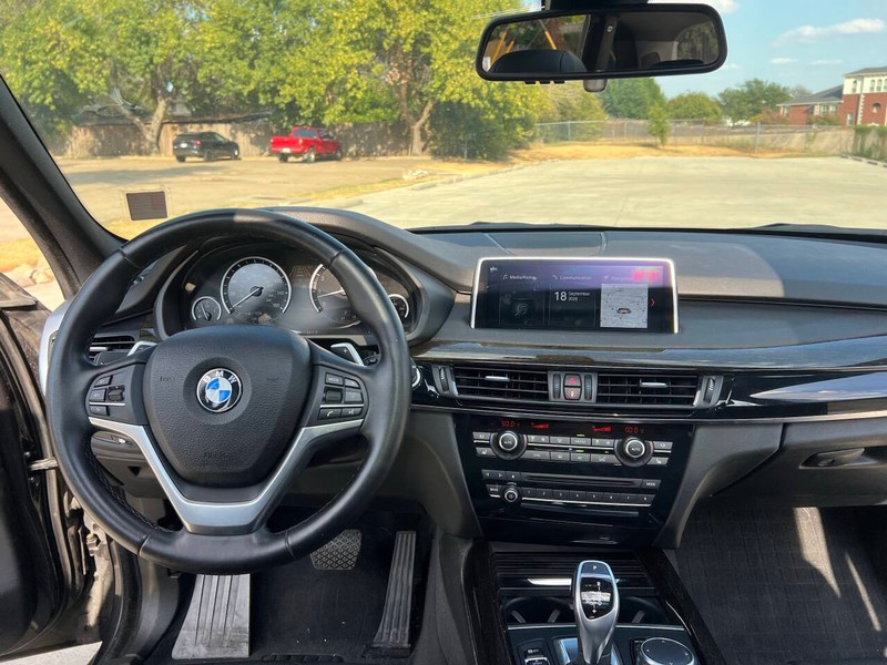 BMW X5 Vehicle Full-screen Gallery Image 19