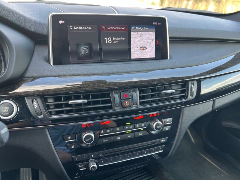 BMW X5 Vehicle Full-screen Gallery Image 20