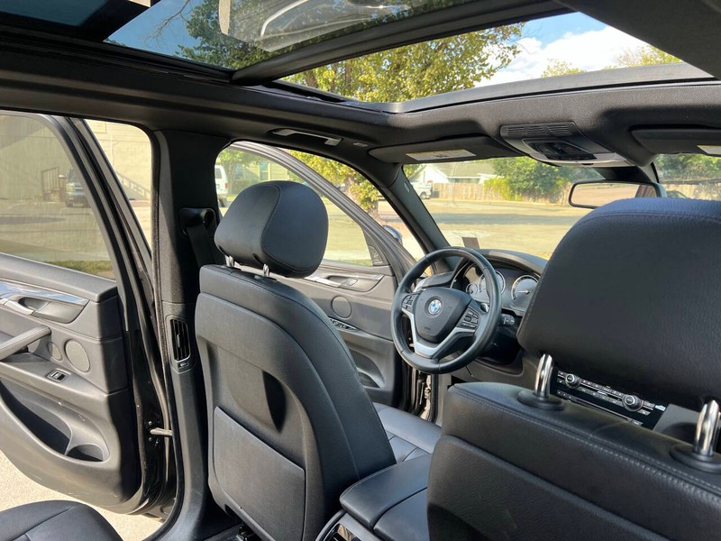 BMW X5 Vehicle Full-screen Gallery Image 22