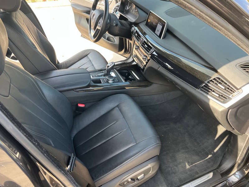 BMW X5 Vehicle Full-screen Gallery Image 23