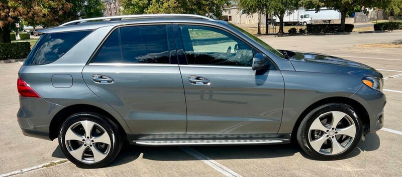 Mercedes-Benz GLE Vehicle Full-screen Gallery Image 02