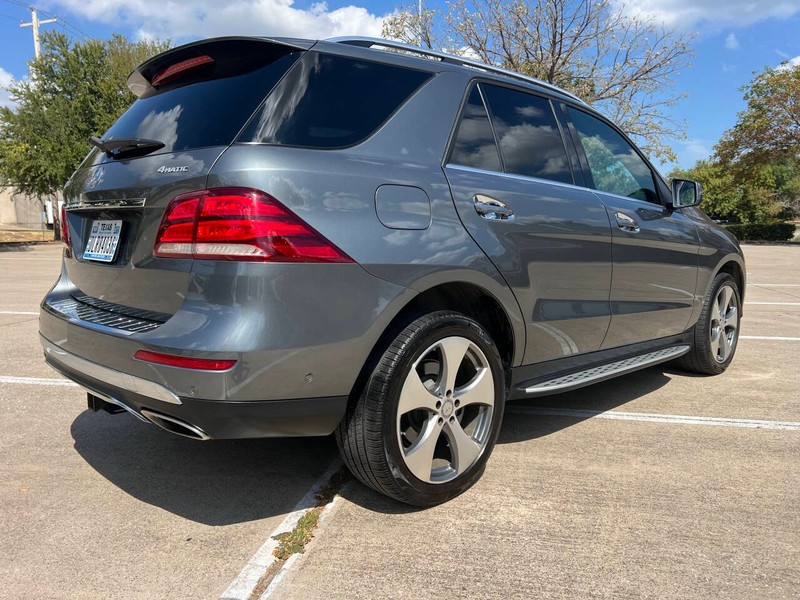 Mercedes-Benz GLE Vehicle Full-screen Gallery Image 03