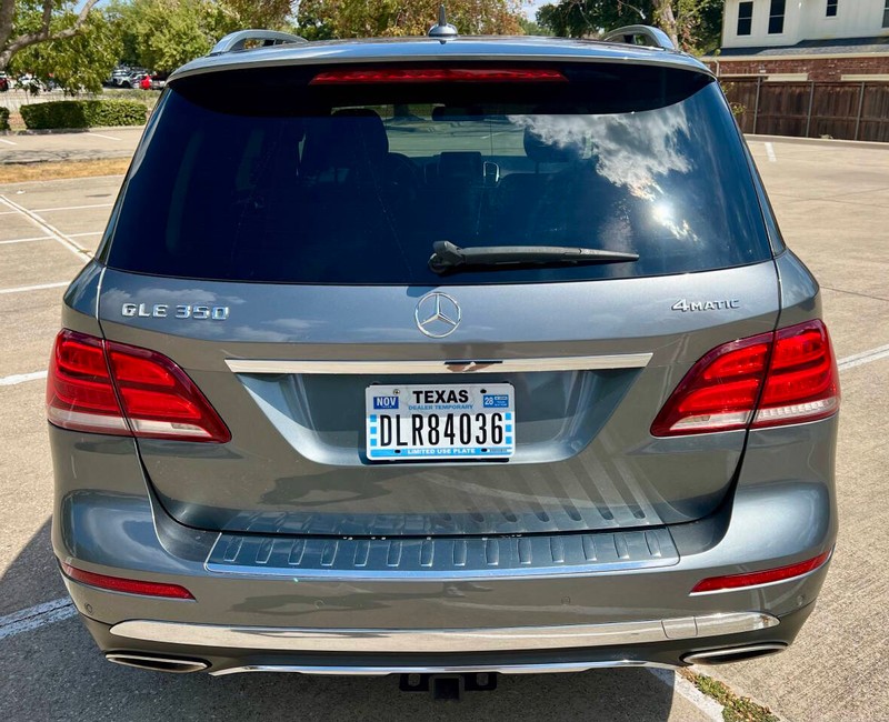 Mercedes-Benz GLE Vehicle Full-screen Gallery Image 04
