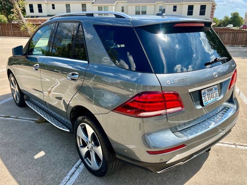 Mercedes-Benz GLE Vehicle Full-screen Gallery Image 05