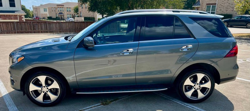 Mercedes-Benz GLE Vehicle Full-screen Gallery Image 06