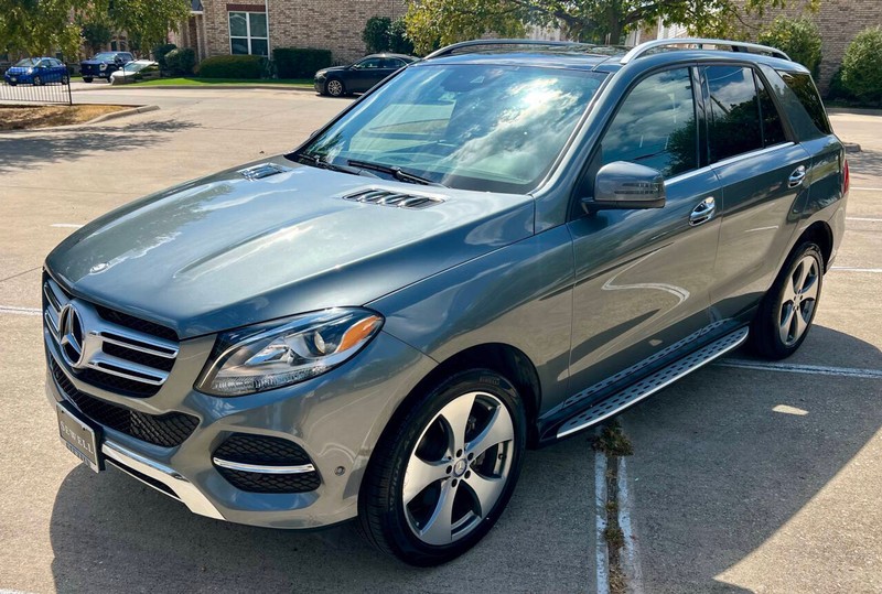 Mercedes-Benz GLE Vehicle Full-screen Gallery Image 07