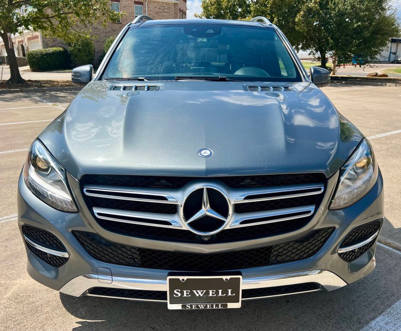 Mercedes-Benz GLE Vehicle Full-screen Gallery Image 08