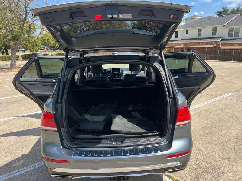Mercedes-Benz GLE Vehicle Full-screen Gallery Image 09