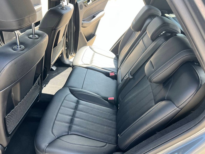 Mercedes-Benz GLE Vehicle Full-screen Gallery Image 10