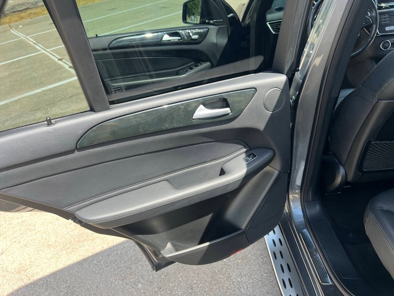 Mercedes-Benz GLE Vehicle Full-screen Gallery Image 11