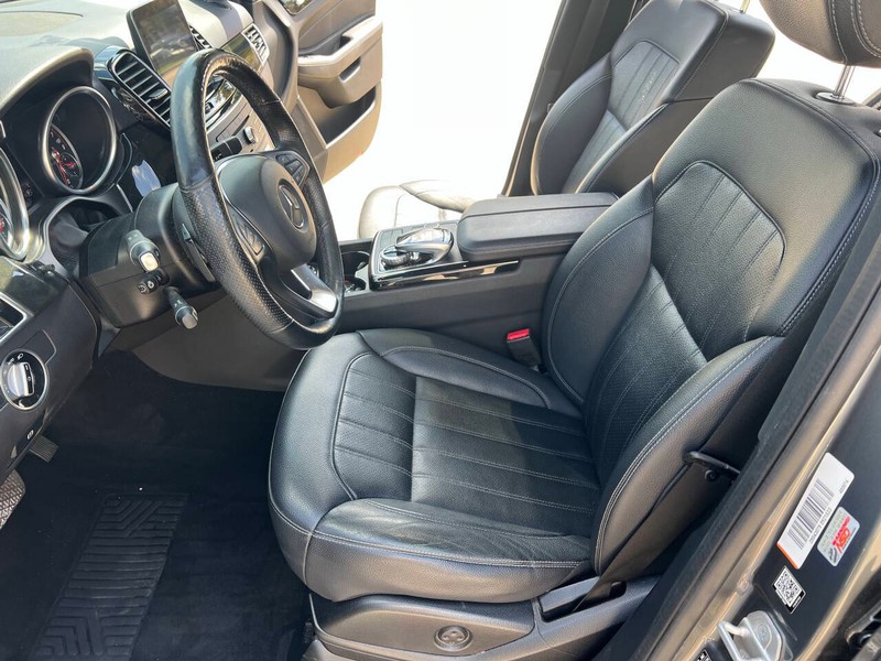 Mercedes-Benz GLE Vehicle Full-screen Gallery Image 12