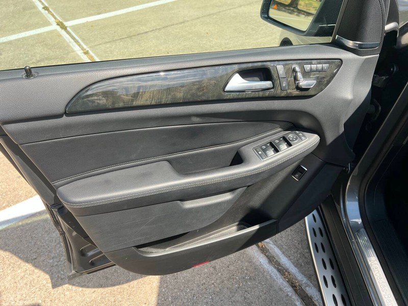 Mercedes-Benz GLE Vehicle Full-screen Gallery Image 13