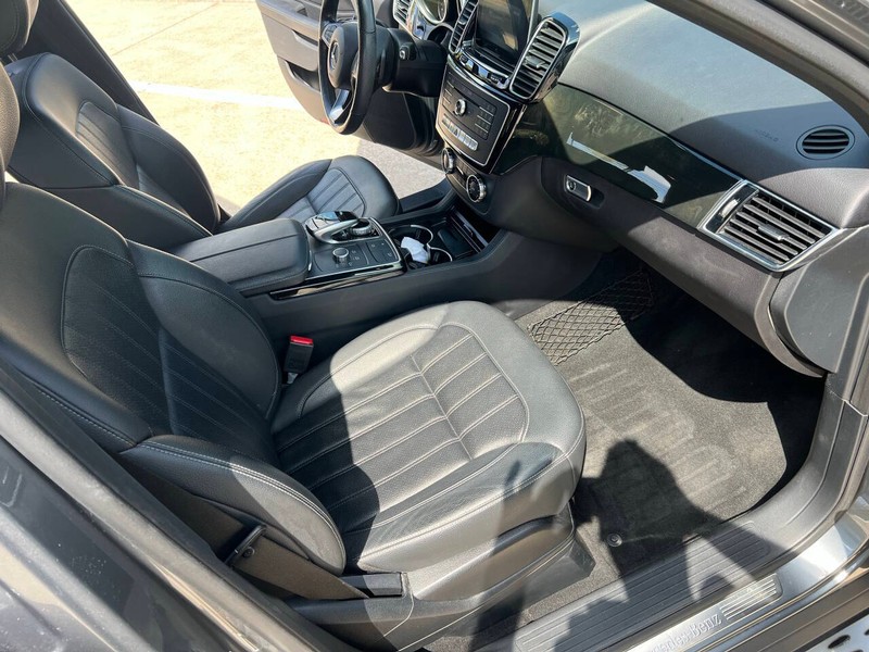 Mercedes-Benz GLE Vehicle Full-screen Gallery Image 14