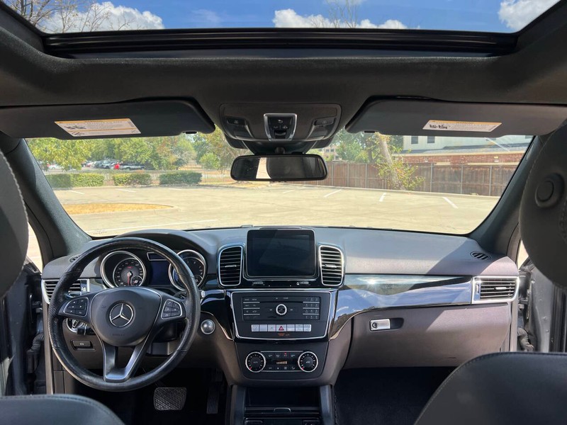 Mercedes-Benz GLE Vehicle Full-screen Gallery Image 16
