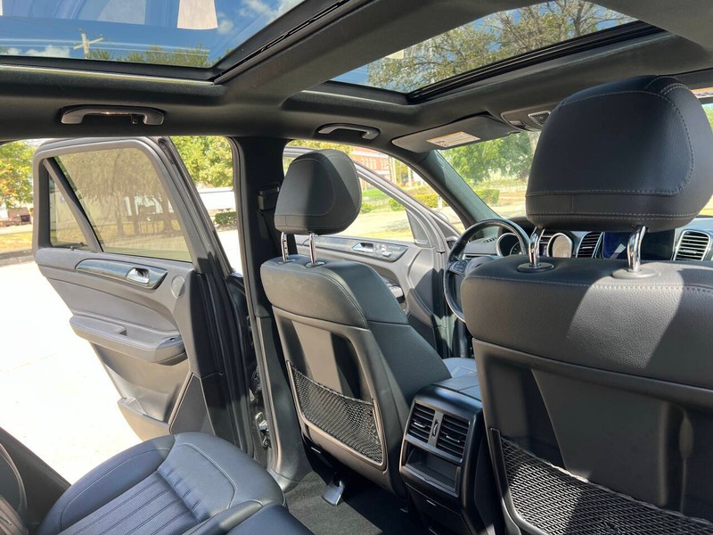 Mercedes-Benz GLE Vehicle Full-screen Gallery Image 17