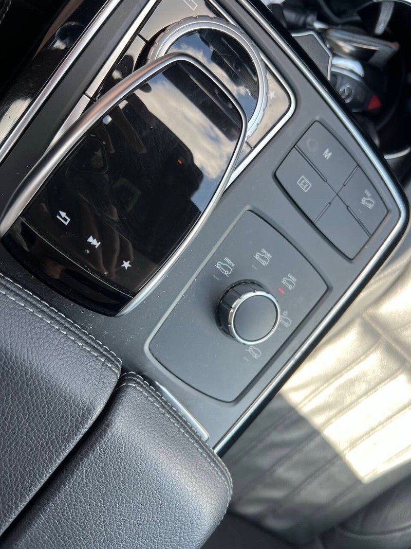 Mercedes-Benz GLE Vehicle Full-screen Gallery Image 18
