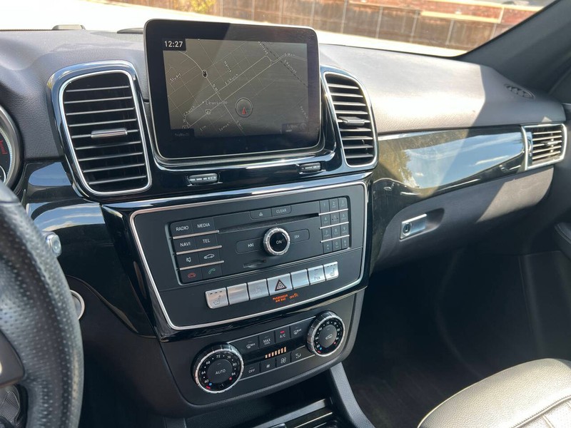 Mercedes-Benz GLE Vehicle Full-screen Gallery Image 19