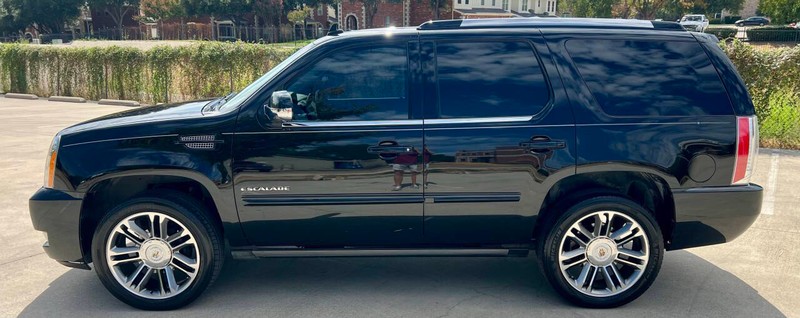 Cadillac Escalade Vehicle Full-screen Gallery Image 02