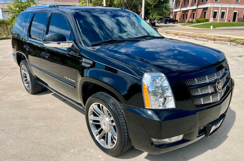 Cadillac Escalade Vehicle Full-screen Gallery Image 03