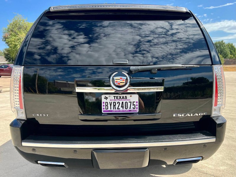Cadillac Escalade Vehicle Full-screen Gallery Image 05