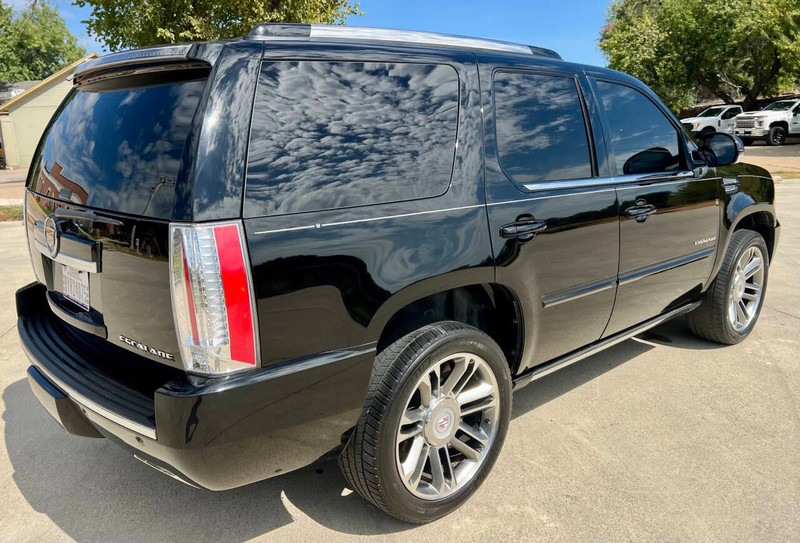 Cadillac Escalade Vehicle Full-screen Gallery Image 06
