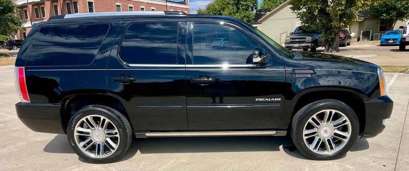 Cadillac Escalade Vehicle Full-screen Gallery Image 07