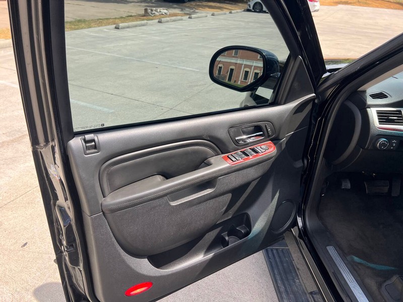 Cadillac Escalade Vehicle Full-screen Gallery Image 08