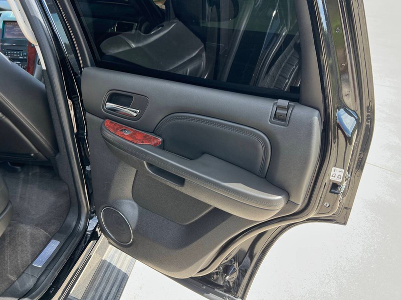 Cadillac Escalade Vehicle Full-screen Gallery Image 09