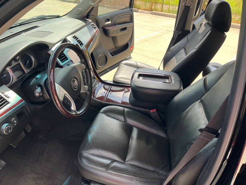 Cadillac Escalade Vehicle Full-screen Gallery Image 10