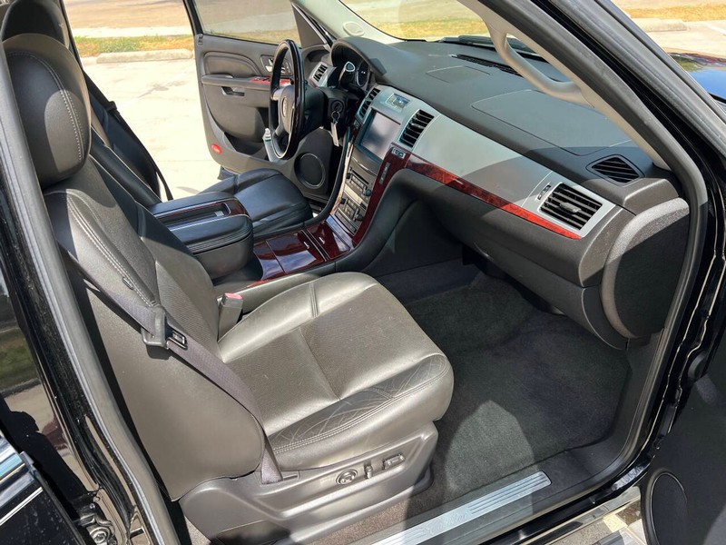 Cadillac Escalade Vehicle Full-screen Gallery Image 11