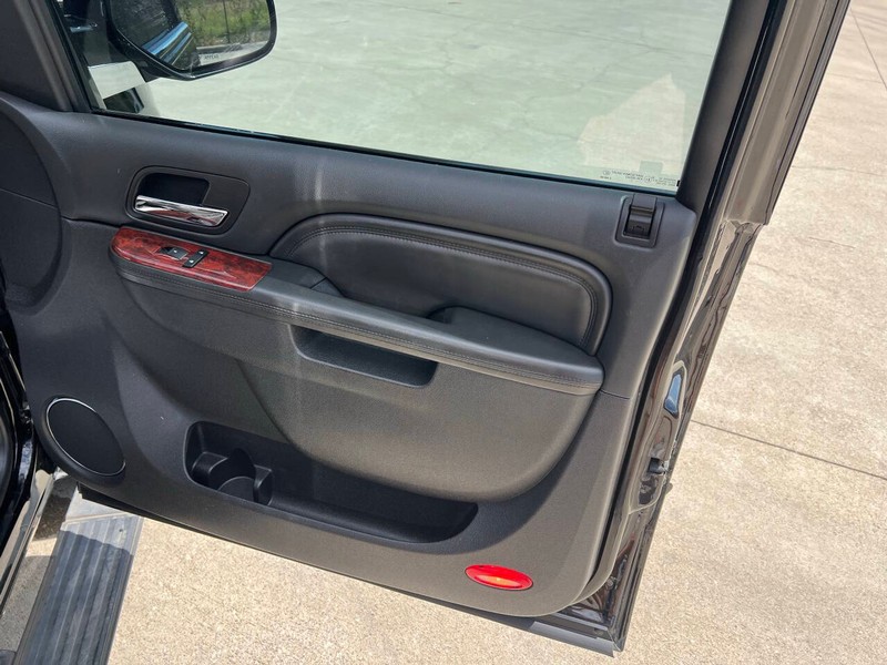 Cadillac Escalade Vehicle Full-screen Gallery Image 12