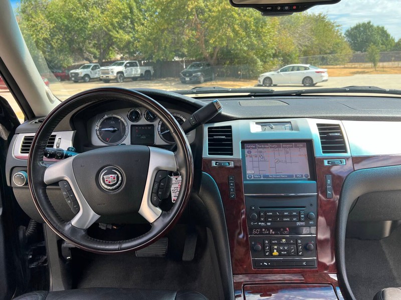 Cadillac Escalade Vehicle Full-screen Gallery Image 15
