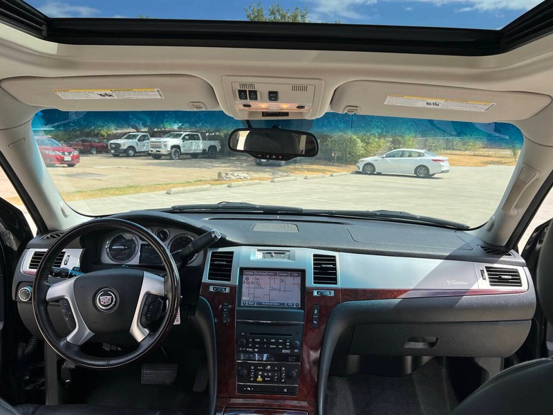 Cadillac Escalade Vehicle Full-screen Gallery Image 17