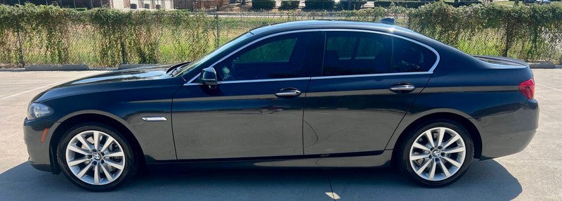 BMW 5 Series Vehicle Full-screen Gallery Image 02
