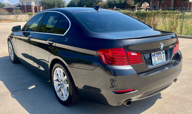 BMW 5 Series Vehicle Full-screen Gallery Image 03