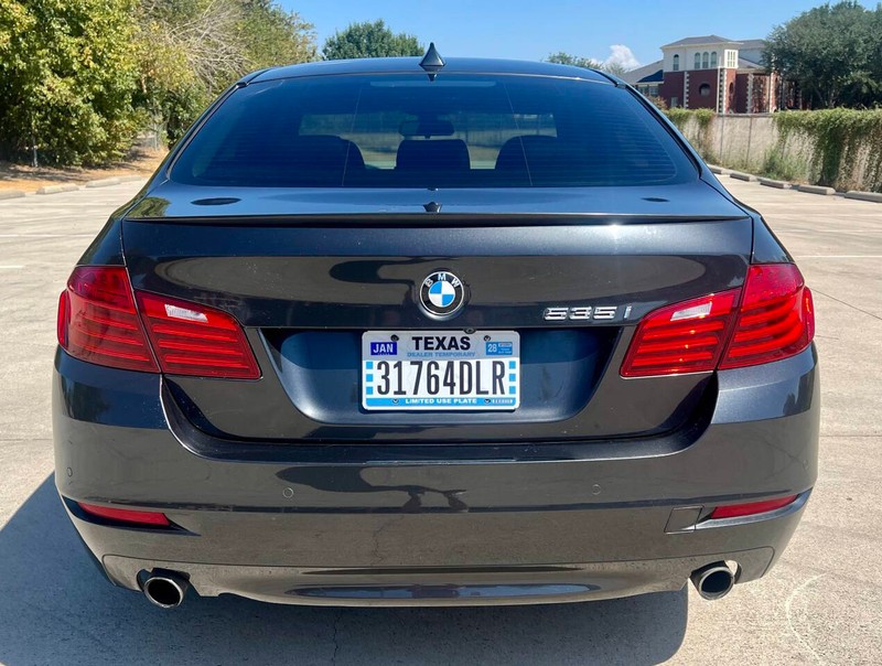 BMW 5 Series Vehicle Full-screen Gallery Image 04