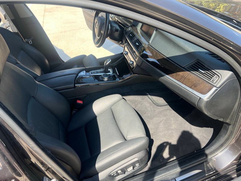 BMW 5 Series Vehicle Full-screen Gallery Image 06