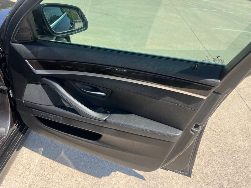 BMW 5 Series Vehicle Full-screen Gallery Image 07