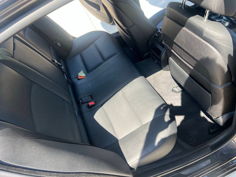 BMW 5 Series Vehicle Full-screen Gallery Image 08