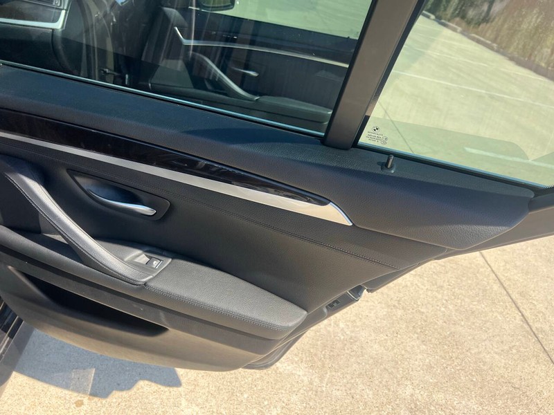 BMW 5 Series Vehicle Full-screen Gallery Image 09