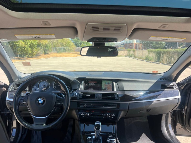 BMW 5 Series Vehicle Full-screen Gallery Image 10