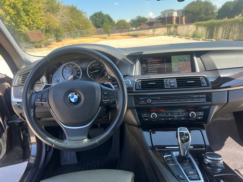 BMW 5 Series Vehicle Full-screen Gallery Image 11