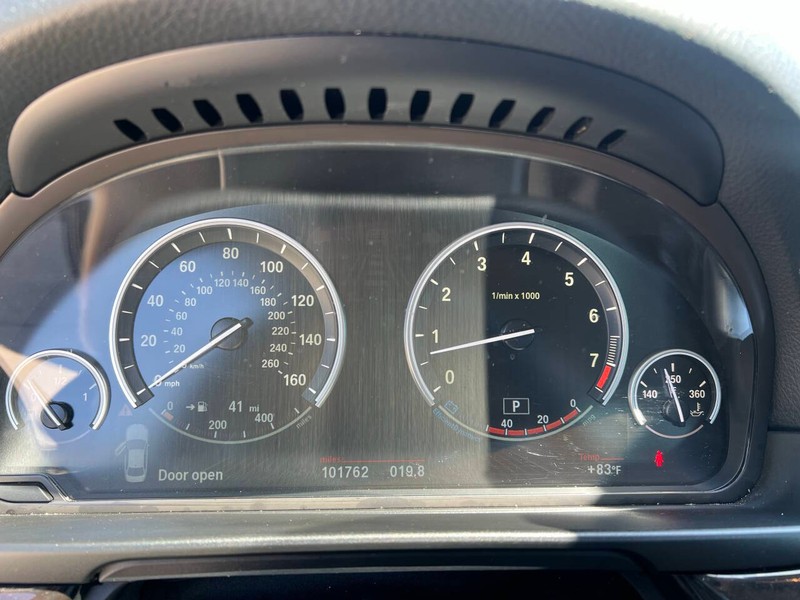 BMW 5 Series Vehicle Full-screen Gallery Image 12