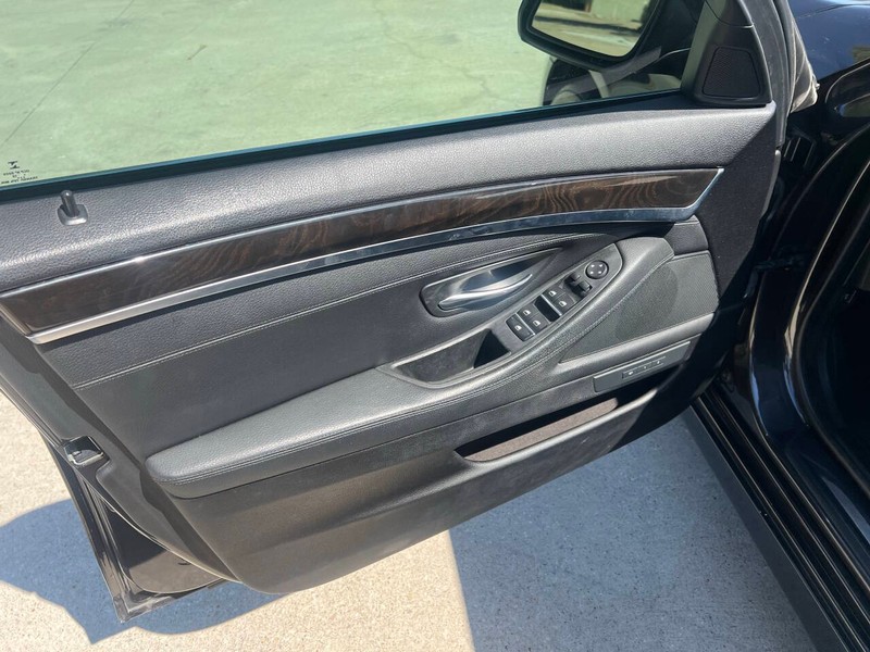 BMW 5 Series Vehicle Full-screen Gallery Image 14