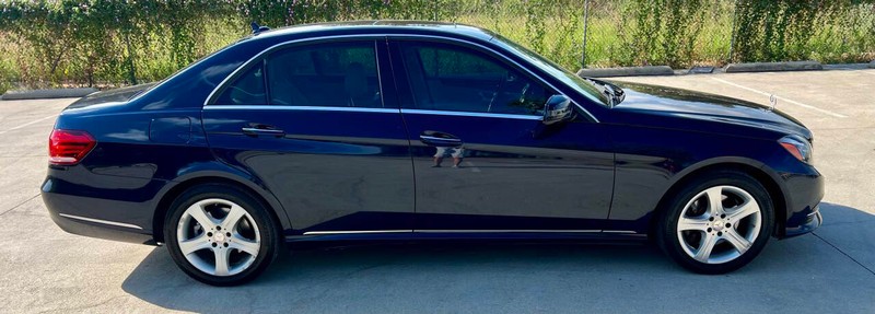 Mercedes-Benz E-Class Vehicle Full-screen Gallery Image 03