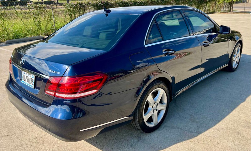 Mercedes-Benz E-Class Vehicle Full-screen Gallery Image 04