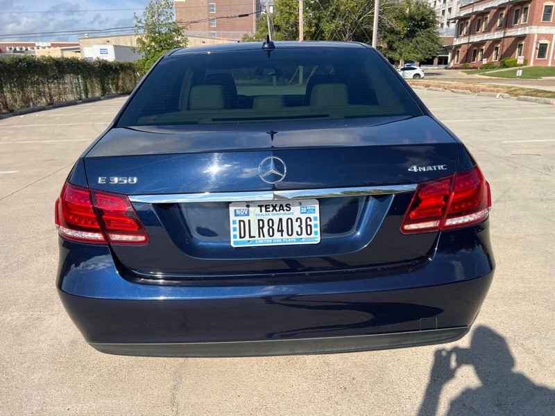 Mercedes-Benz E-Class Vehicle Full-screen Gallery Image 05