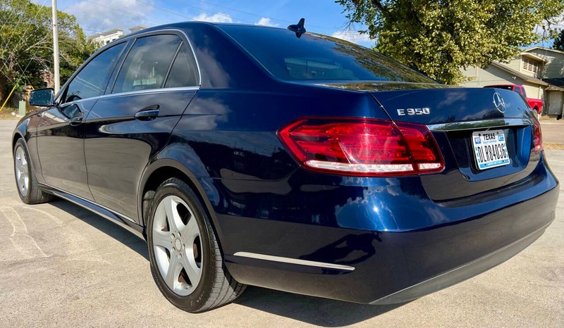 Mercedes-Benz E-Class Vehicle Full-screen Gallery Image 06