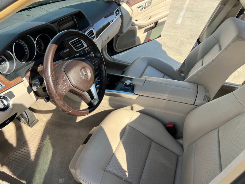 Mercedes-Benz E-Class Vehicle Full-screen Gallery Image 08
